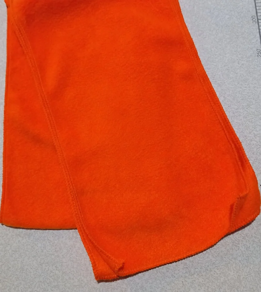 Bufanda de polar por mayor naranjo, terminación orillada overlock – VXM