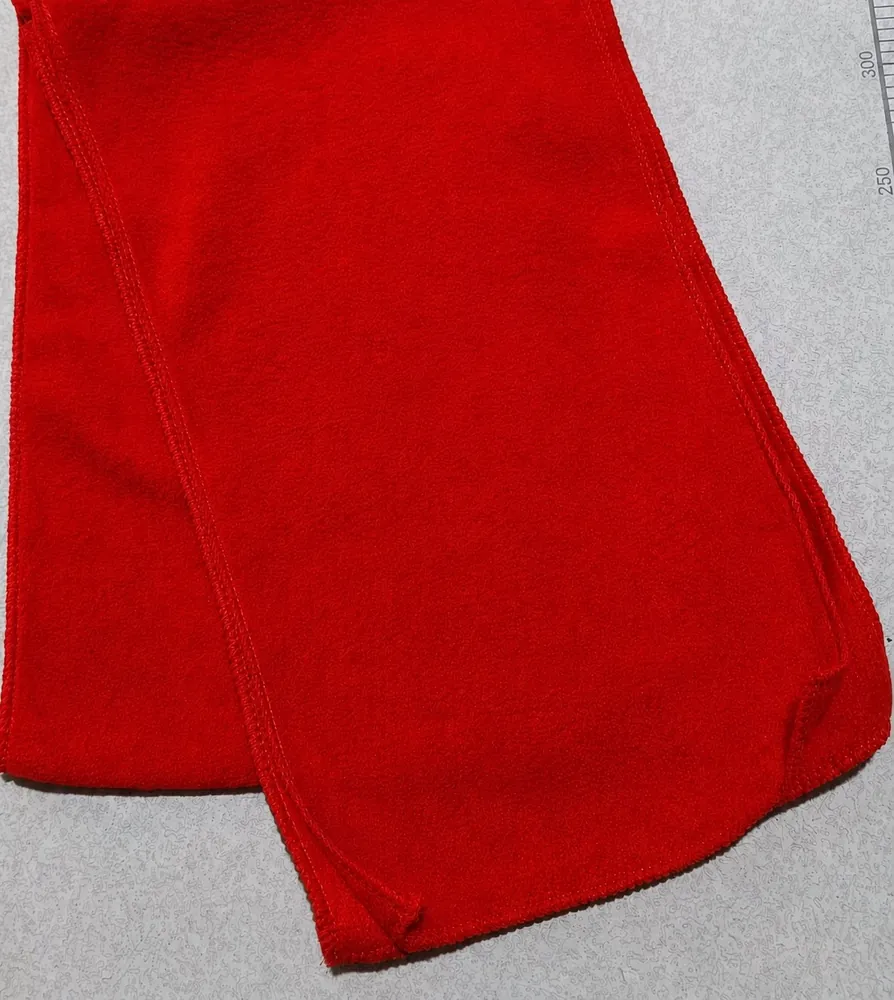 Bufanda de polar por mayor roja, terminación orillada overlock – VXM