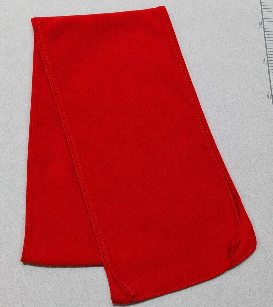 Bufanda de polar por mayor roja doblada, terminación orillada overlock – VXM