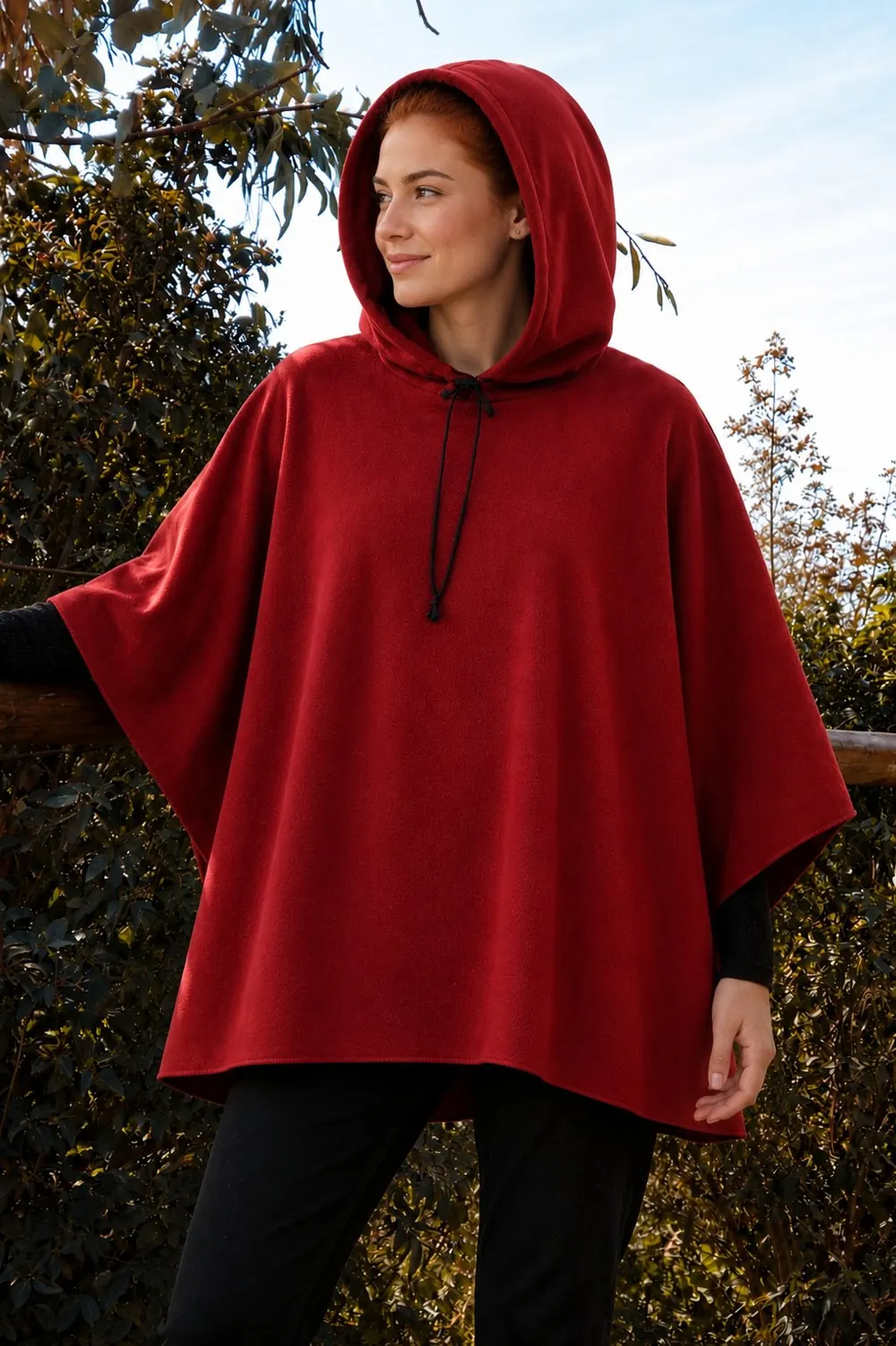 Poncho de polar rojo con capucha para mujer - VXM Ventas por Mayor