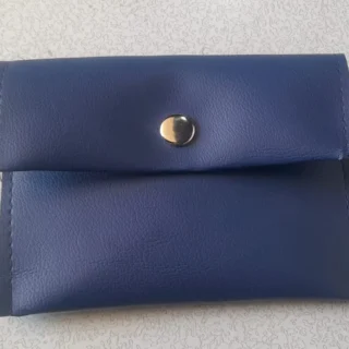 organizador de portadocimentos con broche simil cuero disponible en 12 colores