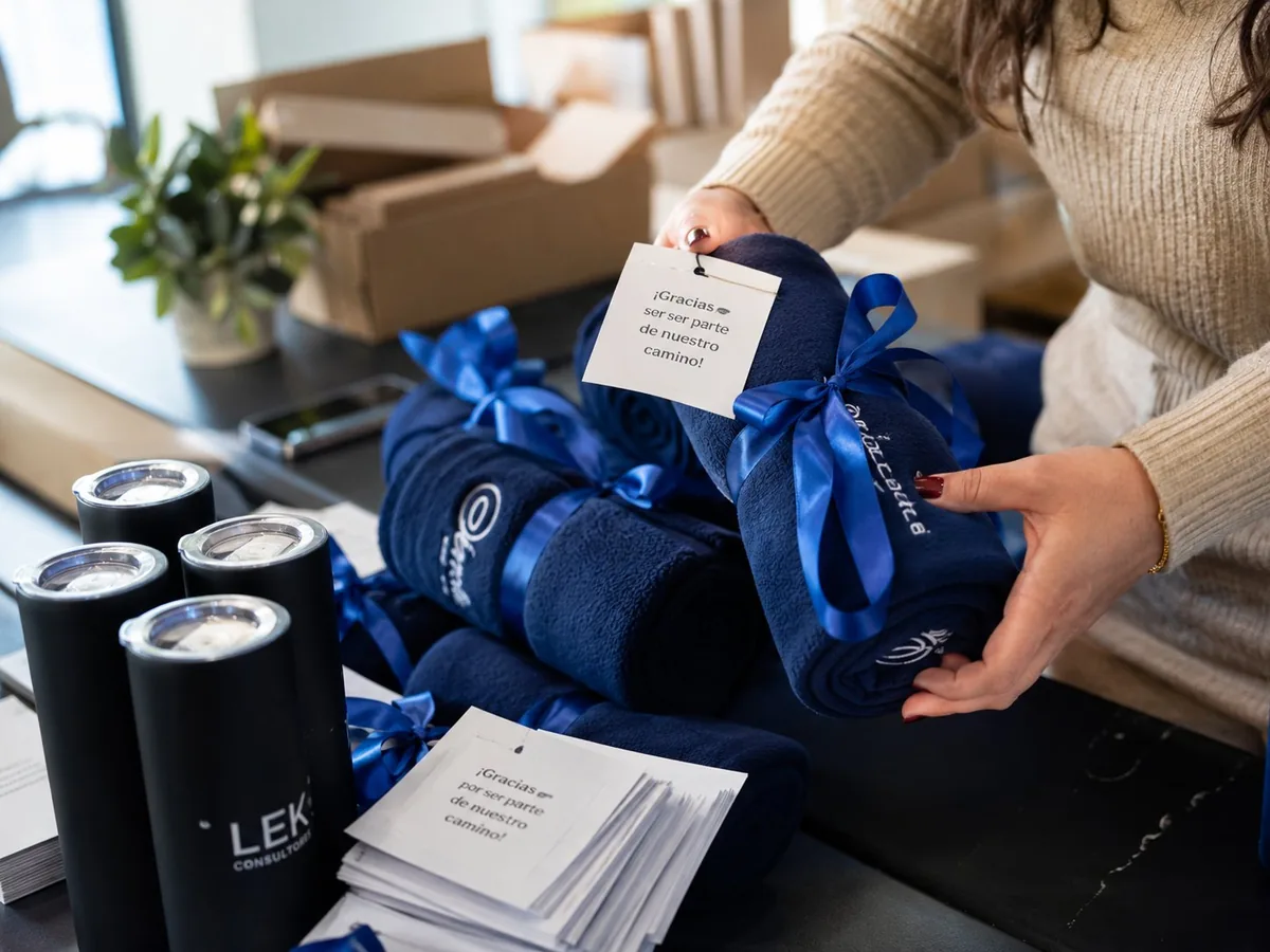 Regalos corporativos para clientes personalizados al por mayor en Chile: frazadas de polar y vasos térmicos con logo