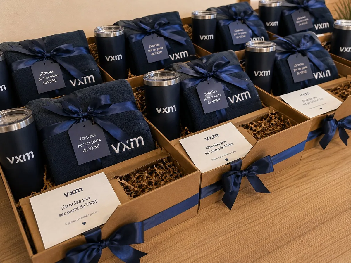 Regalos para colaboradores de empresa personalizados al por mayor en Chile: gift box con frazada de polar y vaso térmico VXM