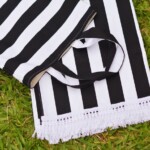 Manta de picnictela Loga con flecos ,incluye bolso de picnic para traslado y para llevar a todo lugar,ideales para disfrutar de la plaza, la playa, el parque, la piscina o el lugar que prefieras.,fáciles de lavar y transportar,para Campañas Publicitarias con o sin Logo,disponible en diez diseños diferentes que puedes elegir  escríbenos contacto@vxmventaspormayor.cl manta de picnic