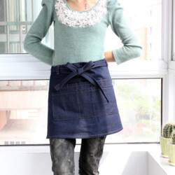 Disponible en negro y azul mezclilla Mandil