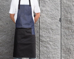 Ficha técnica: pechera de mezclilla con gabardina. Delantal mezclilla con parte inferior en gabardina,,con tirante ajustable para mayor adaptabilidad y comodidad. Se encuentra disponible en color azul y negro. Usos: sus usos son varios, pechera parrillera, regalo publicitario.regalos corporativo,Ropa de trabajo,Cocina etc. Lavados:se recomienda lavar sola sin secadora. Pechera de cocina mezclilla