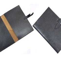 Elegante porta documento,fabricados en elegante cuero y ajustados con una correa,se despliega para ver dos compartimentos al interior. Porta documentos de cuero