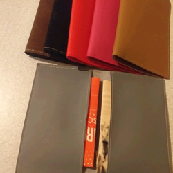 Ideal porta documentos ,para autos ,multiuso,puedes elegir entre 20 colores ,con costuras,fabricado en pvc blando resistente.
Puedes personalizar con tu logo corporativo.