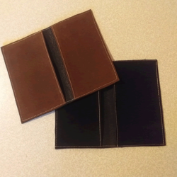 Ideal porta documentos ,para autos ,multiuso,puedes elegir entre 20 colores ,con costuras,fabricado en pvc gamuza blando resistente.
Puedes personalizar con tu logo corporativo. Portadocumento pvc gamuza