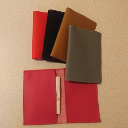 Ideal porta documentos ,para autos ,multiuso,puedes elegir entre 20 colores ,con costuras,fabricado en pvc blando resistente.
Puedes personalizar con tu logo corporativo.
Puedes personalizar con tu logo corporativo. Portadocumento