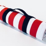 Esta manta de lona resistente  enrollable se enrolla fácilmente dentro de sí misma incluye un arnés para fácil traslado, El arnès de transporte y el tamaño compacto doblado hacen que sea fácil llevarlo,se encuentra en diez diseños diferentes.
tela lona resistente 
puede se personalizada con dos opciones el logo en una etiqueta colgante o un logo directamente a la manta picnic Manta picnic