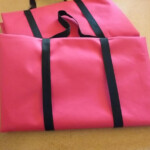 Manta picnic Con resistente tela superior impermeable y tela inferior en tela repelente,exterior impermeable, la manta de picnic de VXM es perfecta para la próxima ocasión al aire libre y regalos corporativos, Esta manta picnic se dobla e incluye un arnés para su fácil traslado,se encuentra disponible en veinte colores. Mantas de picnic impermeables, merchandising