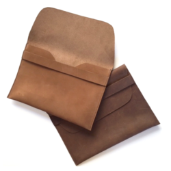 Porta documento de cuero,se encuentra en color negro,café oscuro ,café claro y tela gamuza habano,
Impacta con este regalo personalizado con tu logo. Porta documento de cuero