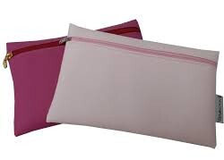 La mejor manera de proteger tus documentos,Ideal portadocumentos de material impermeable con cerrado de cierre medidas 22x16 ,amplio para guardar lo que quieras. estuches impermeable para cosmeticos